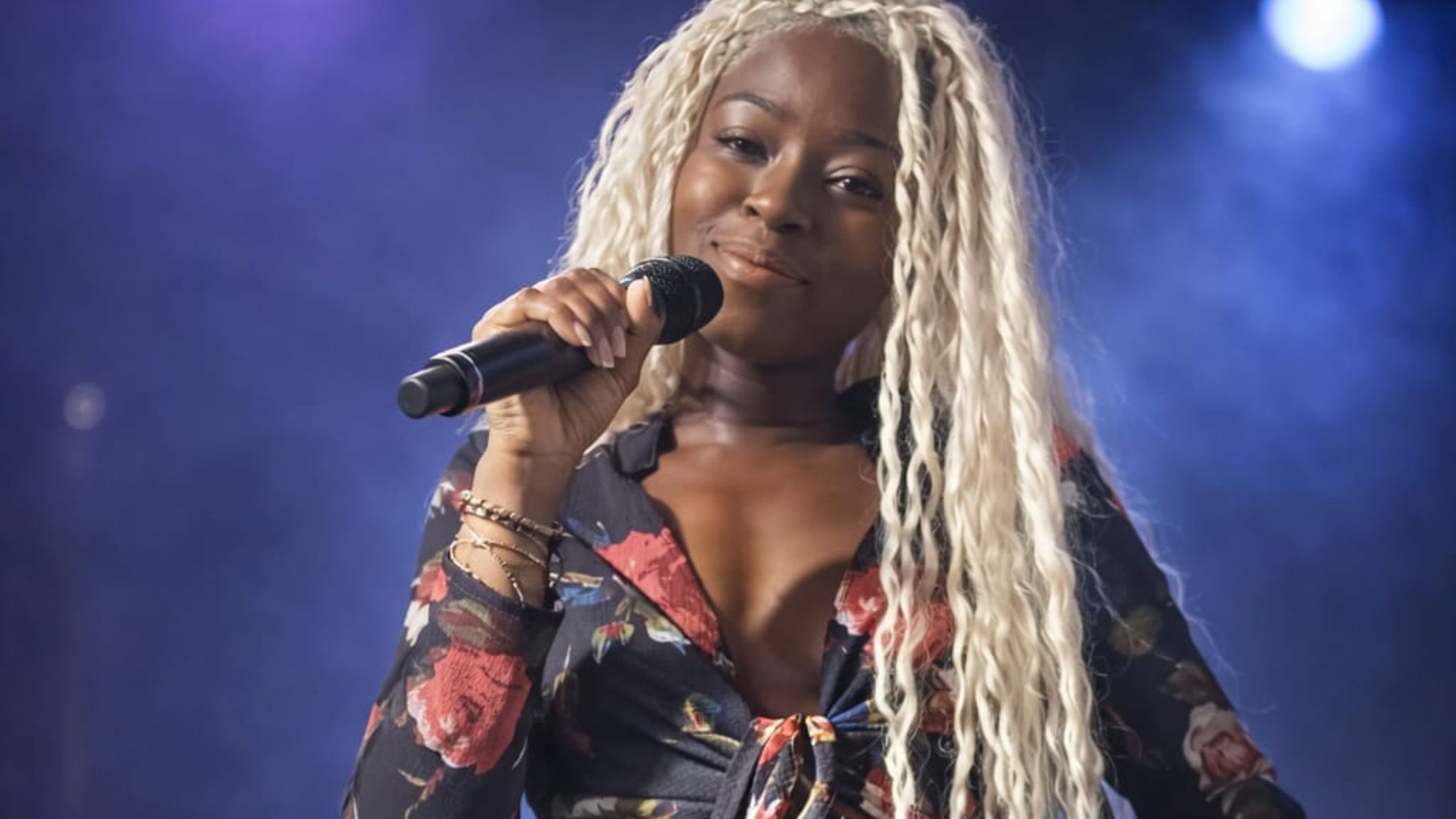 Zee Ni Onya performing